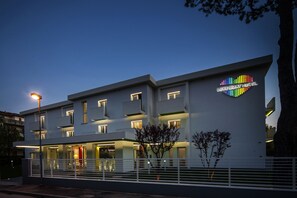 Fassade der Unterkunft – Abend/Nacht