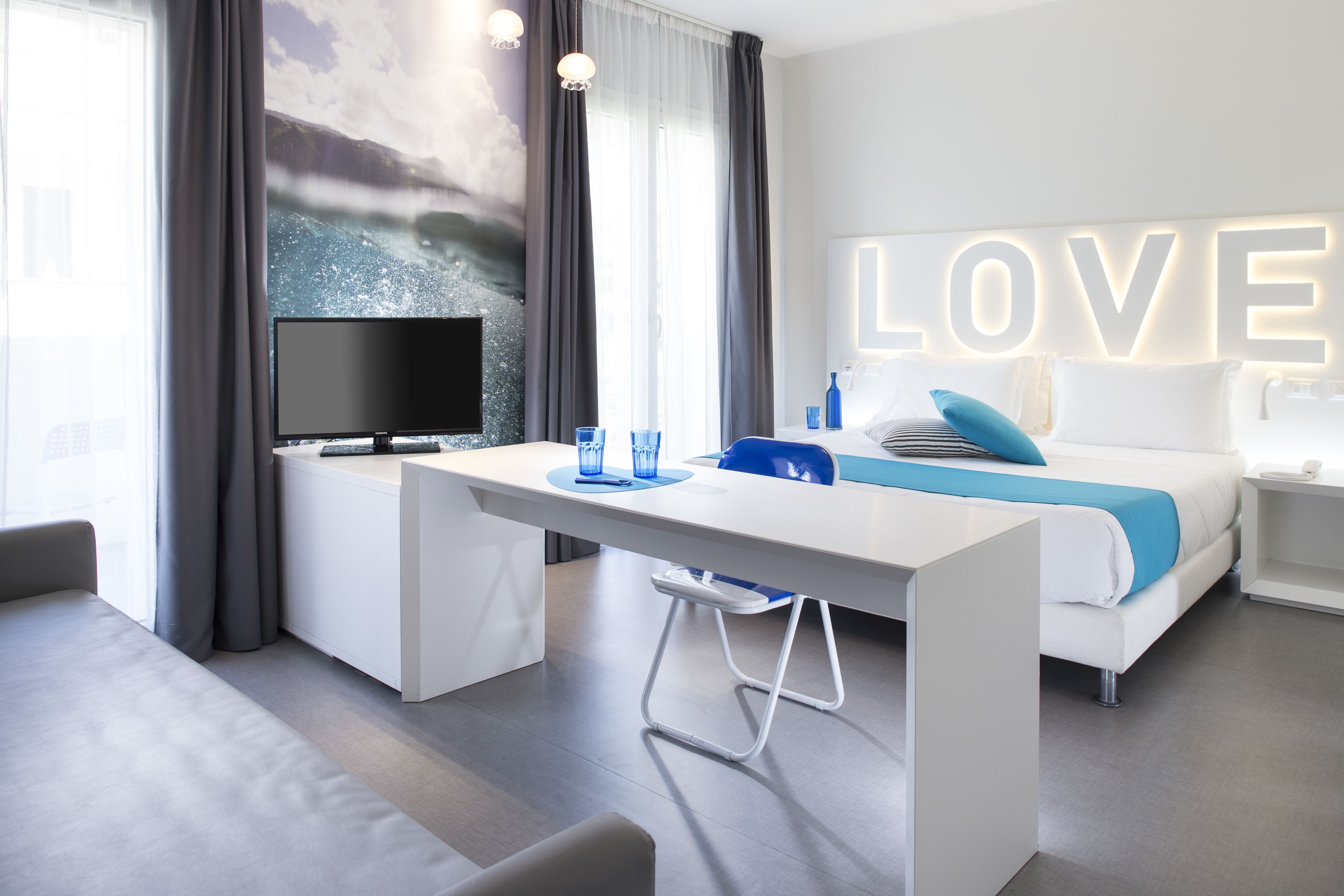 superior double room, 1 queen bed | down duvets, minibar, in-room safe, desk