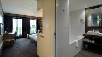 Hochwertige Bettwaren, Zimmersafe, Schreibtisch, schallisolierte Zimmer