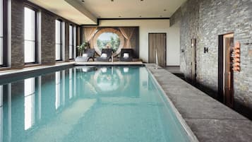 Kolam renang indoor