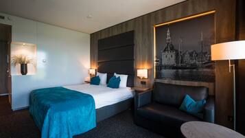 Ropa de cama de alta calidad y caja de seguridad en la habitación