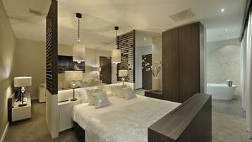 Suite | Luxe beddengoed, een kluis op de kamer, een bureau, geluiddichte muren