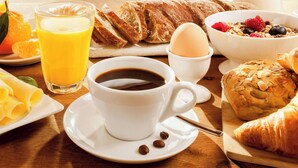 Sudah termasuk sarapan dibawa pulang setiap hari