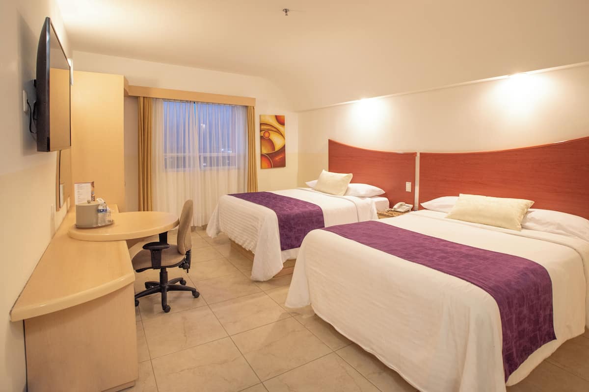 Standard-huone | Tallelokero huoneessa, työpöytä