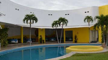 Udendørs pool, åben fra kl. 08.00 til kl. 22.00, parasoller, liggestole