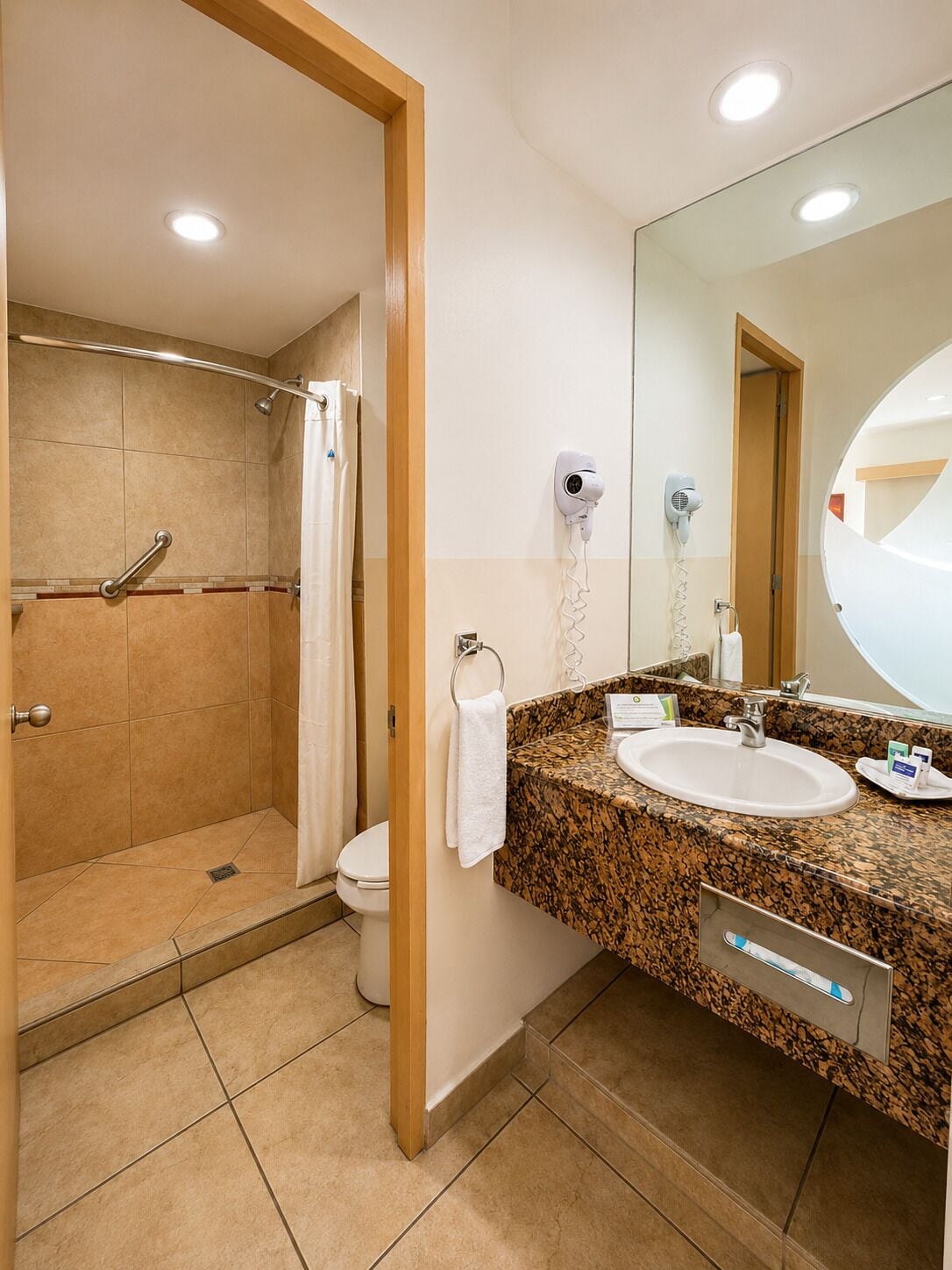 Standard Room | Bathroom | Shower, free toiletries, hair dryer, towels