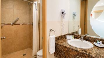 Habitación estándar | Baño | Regadera, amenidades de baño gratuitas, secadora de cabello, toallas