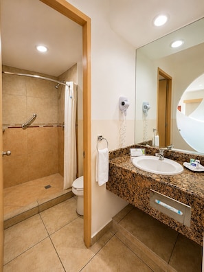 Standard Room | Bathroom | Shower, free toiletries, hair dryer, towels - Hotel Mágico Inn (Cuautla)
