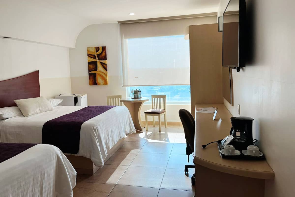 Superior-huone | Tallelokero huoneessa, työpöytä