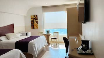 Habitación superior | Caja de seguridad en la habitación y escritorio