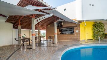 Bar junto a la alberca