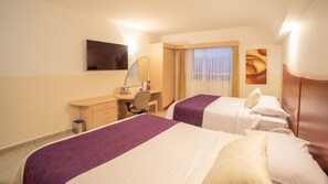 标准房 | 客房内保险箱、办公桌、笔记本电脑工作区、免费 WiFi