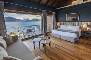 Deluxe tweepersoonskamer, uitzicht op meer | Donsdekens, pillowtop-bedden, een minibar, een kluis op de kamer