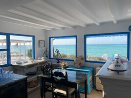 Nevera en la zona común y microondas en la zona común