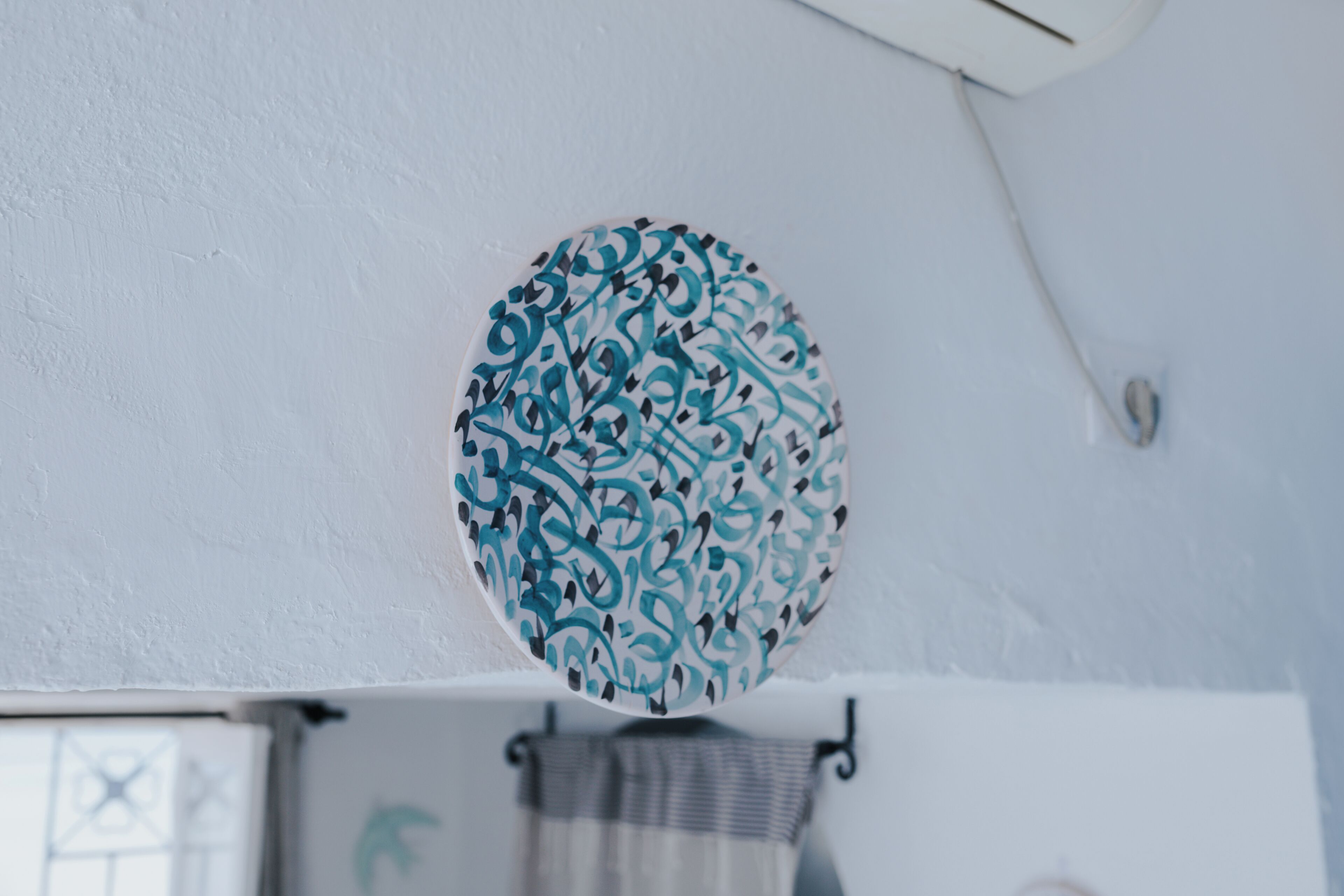 Un tapiz circular con un diseño abstracto azul y blanco.