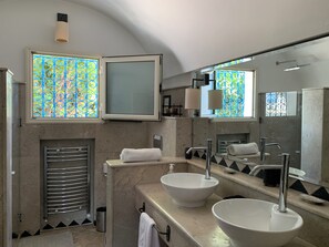 Superior tweepersoonskamer | Badkamer | Een douche