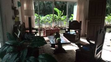 Coin salon dans le hall