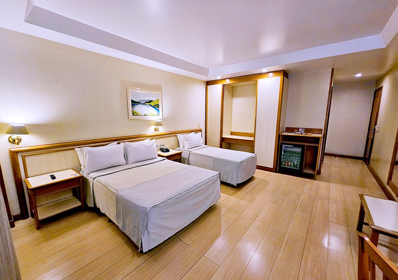 suite, hot tub | minibar, in-room safe, desk, bed sheets