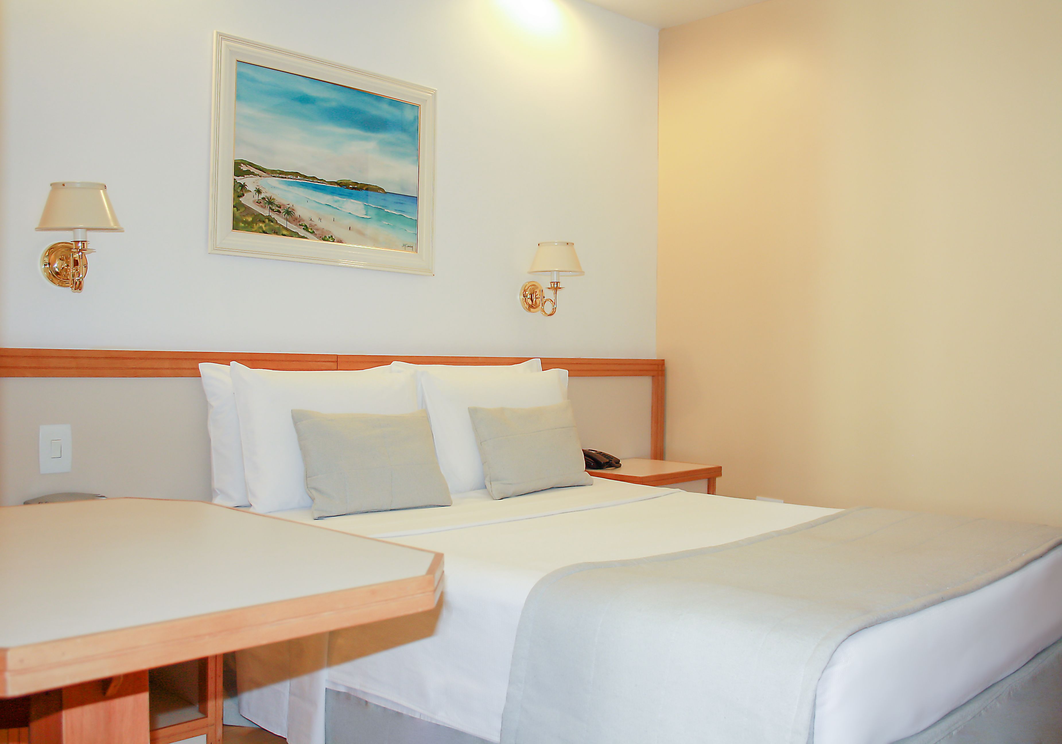 Frigobar, cofres nos quartos, escrivaninha, roupa de cama