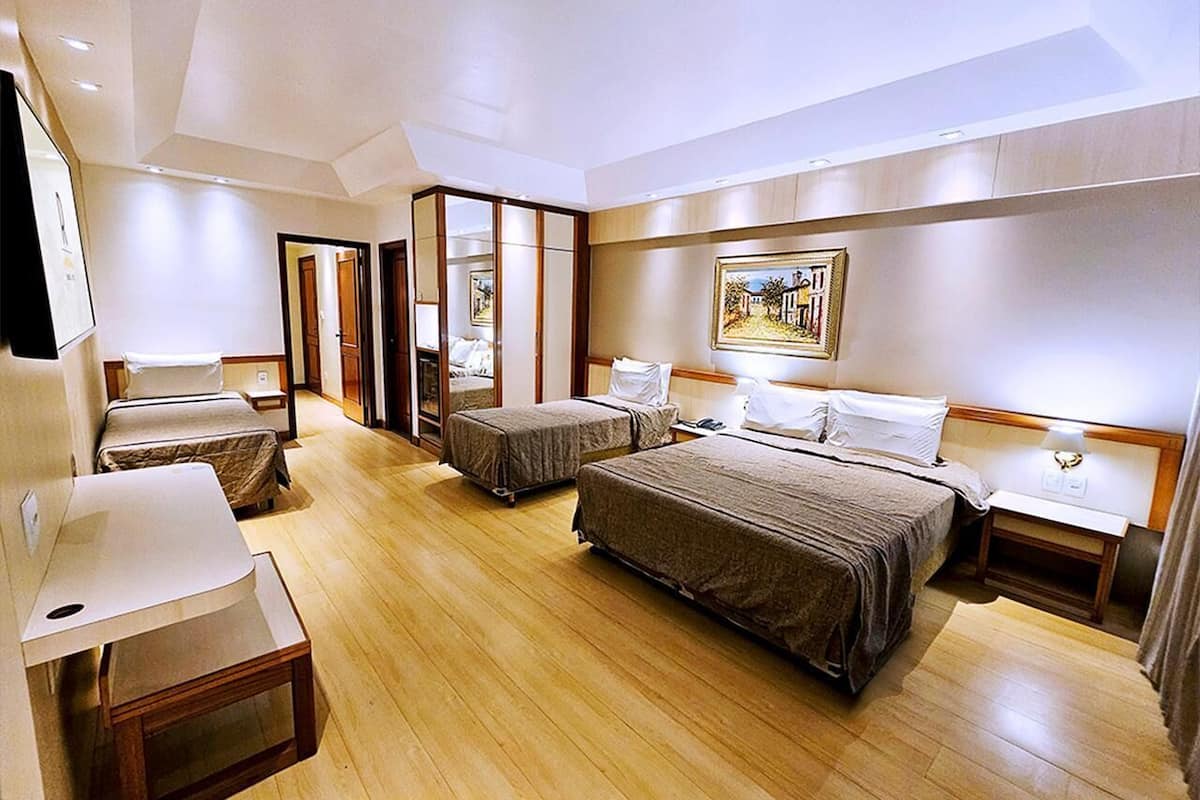 Minibar, brankas, meja kerja, dan seprai linen