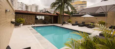 Una piscina al aire libre (de 09:00 a 21:00), sombrillas, tumbonas