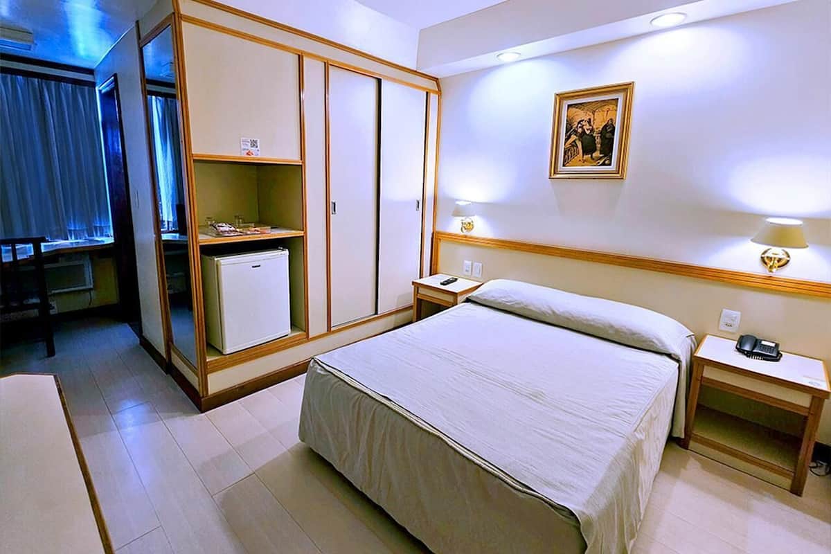 Minibar, brankas, meja kerja, dan seprai linen