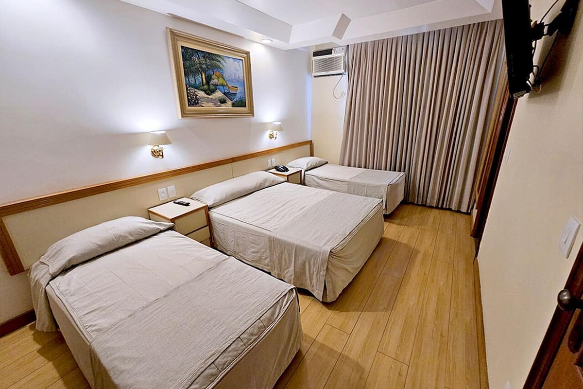 Kamar Quadruple Superior | Minibar, brankas, meja kerja, dan seprai linen