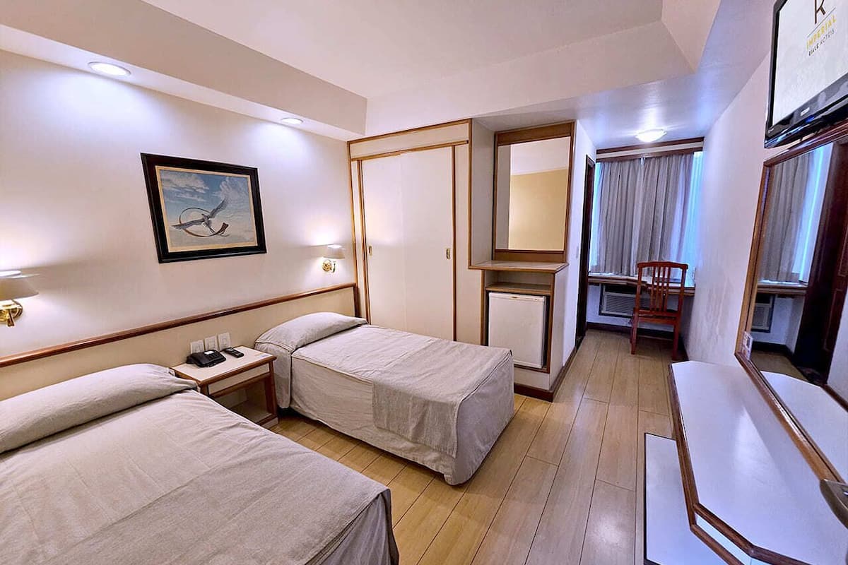 Kamar Twin Superior | Minibar, brankas, meja kerja, dan seprai linen