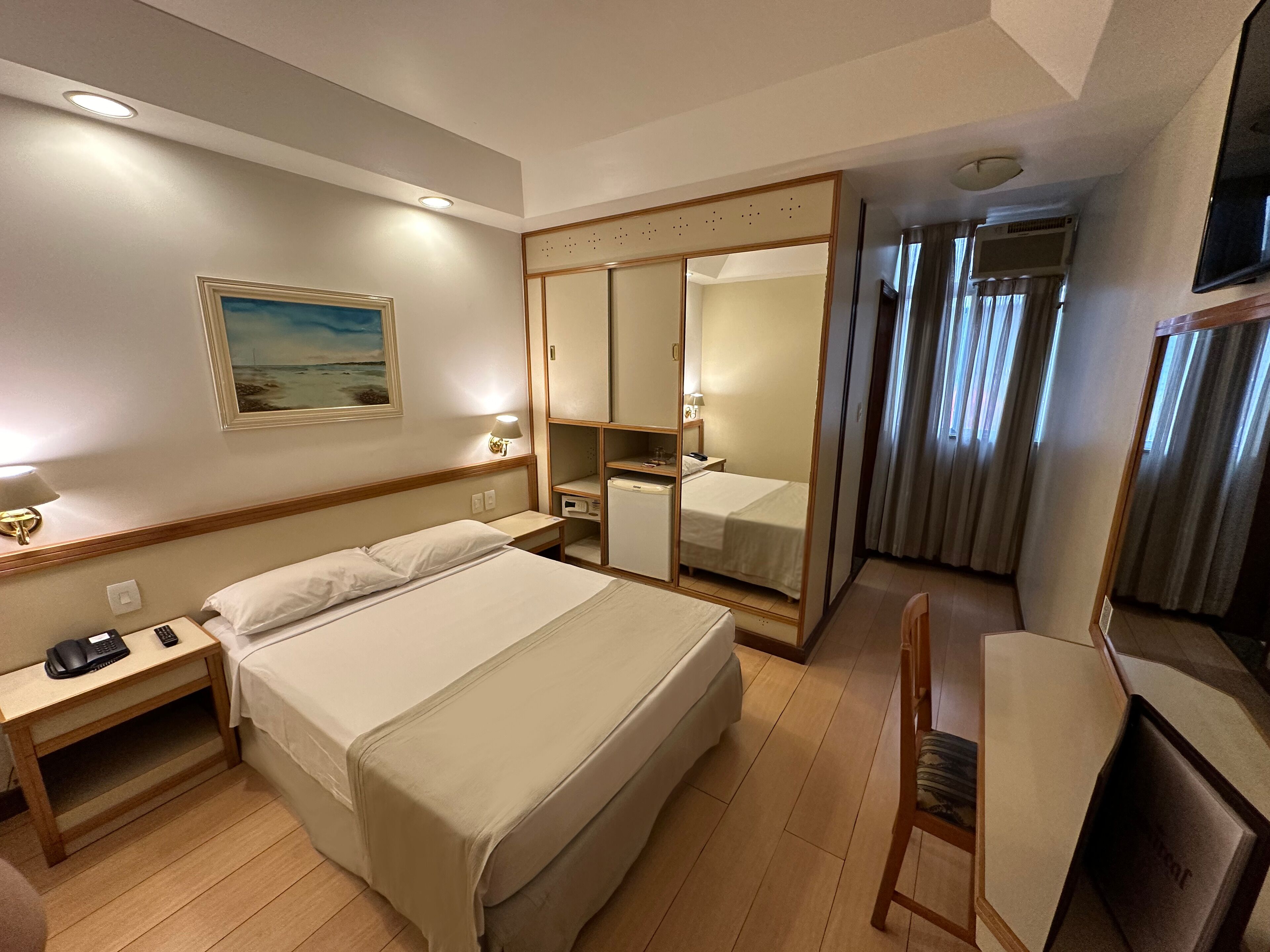 迷你吧、客房内保险箱、办公桌、床单