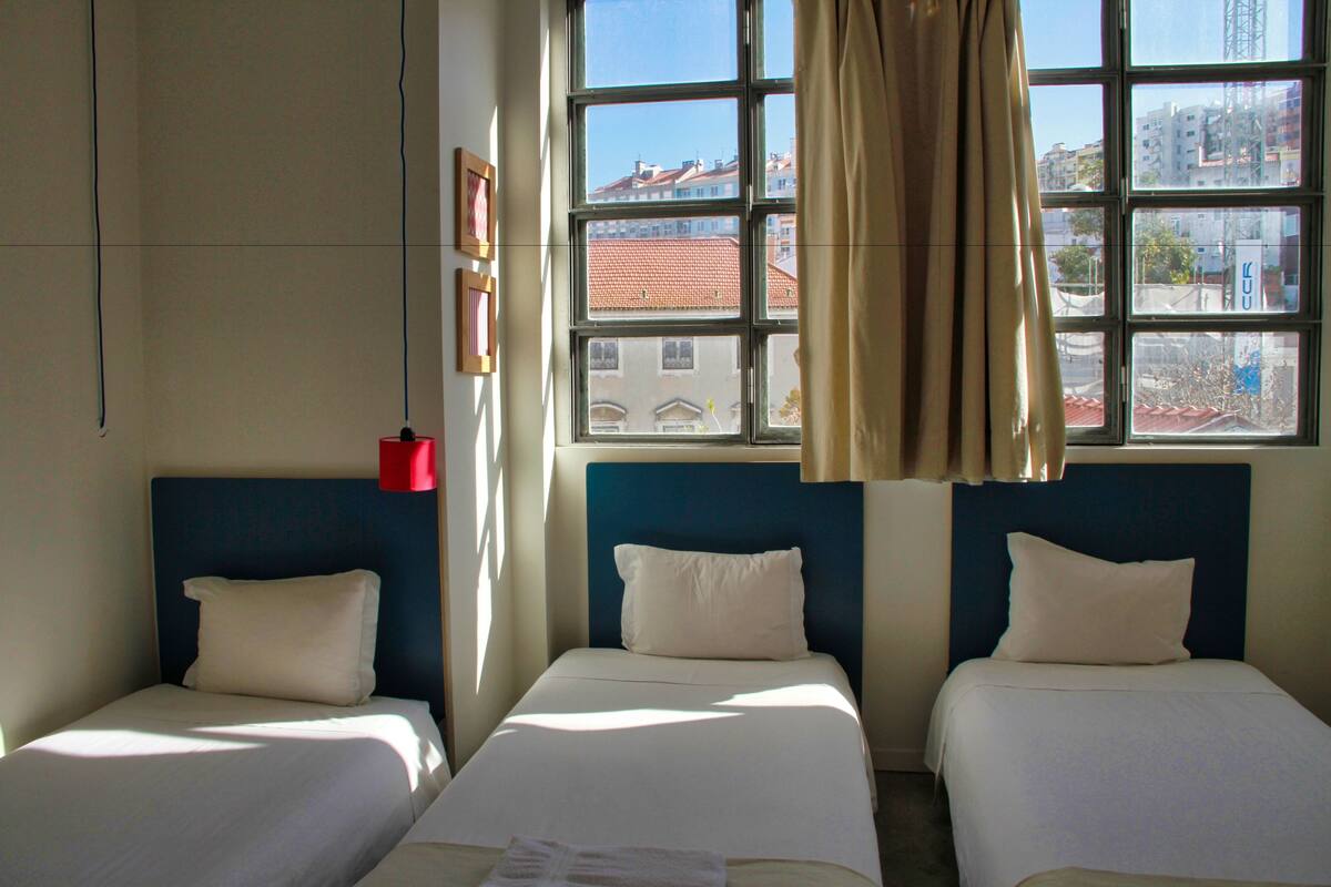 Habitación triple, baño privado | Escritorio, cunas, wifi gratis y ropa de cama