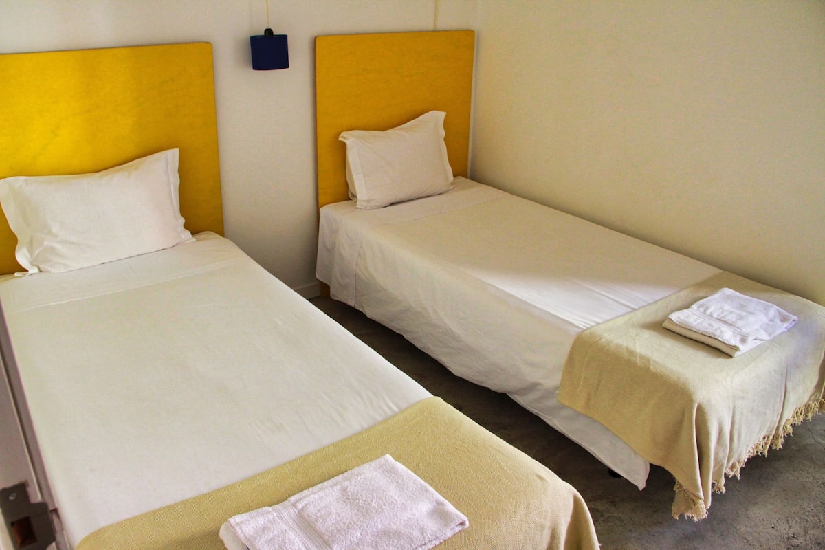 Escritorio, cunas, wifi gratis y ropa de cama