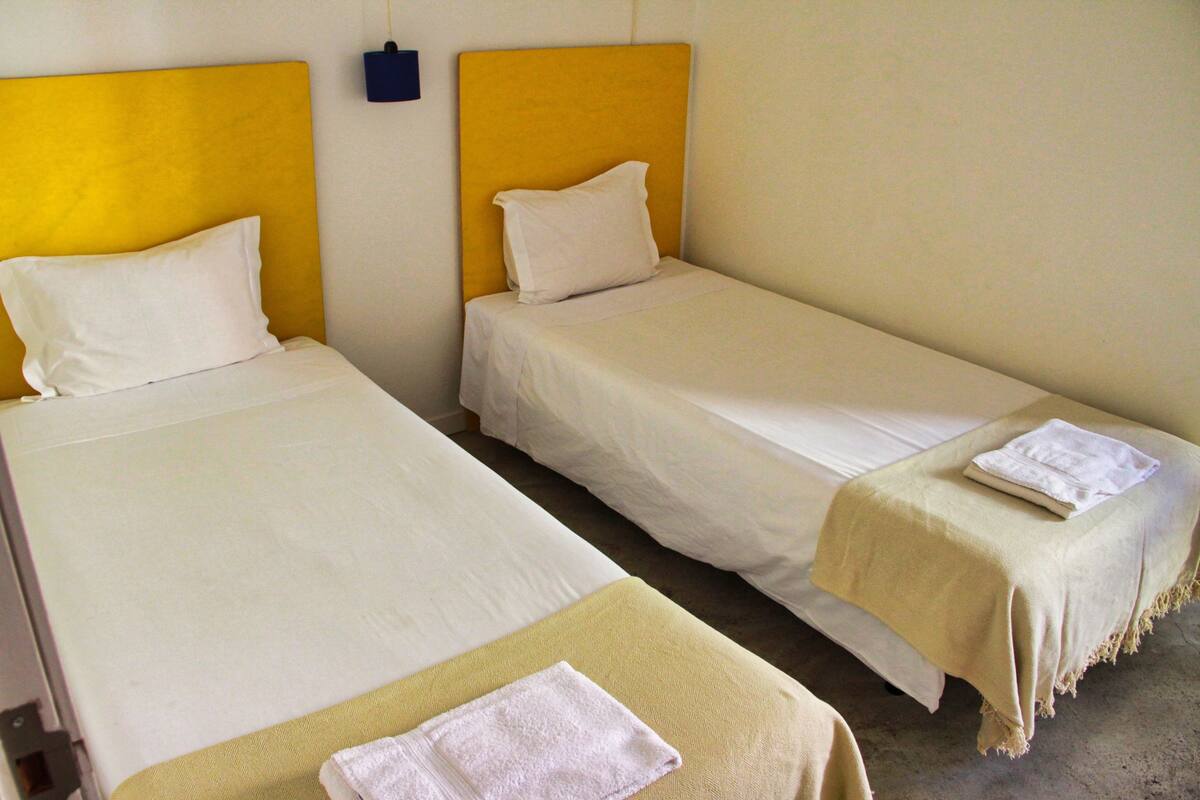 Een bureau, babybedden, gratis wifi, beddengoed