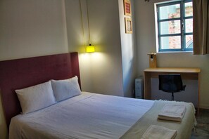 Desk, cribs/infant beds, free WiFi, bed sheets - Hello Lisbon Culture Guest House (Lisbon)