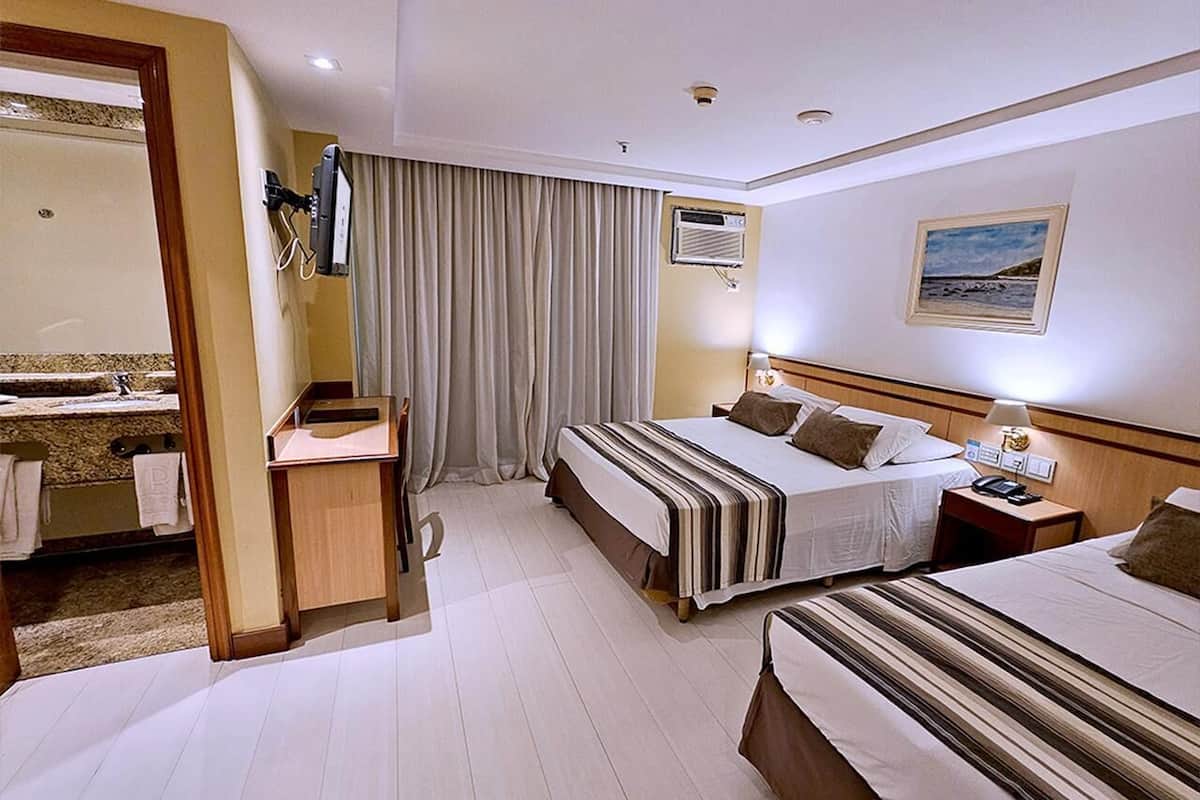 Minibar, caixa forta a l'habitació, escriptori i cortines opaques 