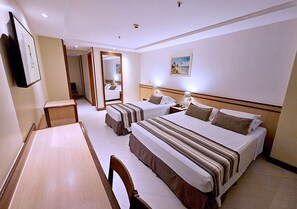 Quarto triplo luxo | Frigobar, cofres nos quartos, escrivaninha, cortinas blackout