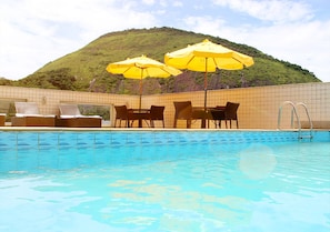 Una piscina al aire libre (de 09:00 a 22:00), sombrillas, tumbonas