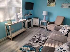 Stuga - 1 queensize-säng med bäddsoffa (Unit E) | Vardagsrum | 32-tums platt-tv med kabelkanaler, tv och eldstad