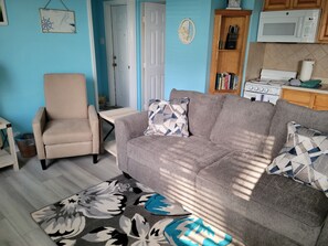 Cottage, 1 Queen Bed with Sofa bed (Unit E) | Living area