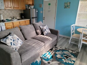 Cottage, 1 Queen Bed with Sofa bed (Unit E) | Living area