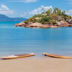 Plage privée, sable blanc, cabines gratuites, chaises longues