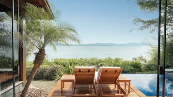 Egyptian cotton sheets, premium bedding, down comforters, minibar