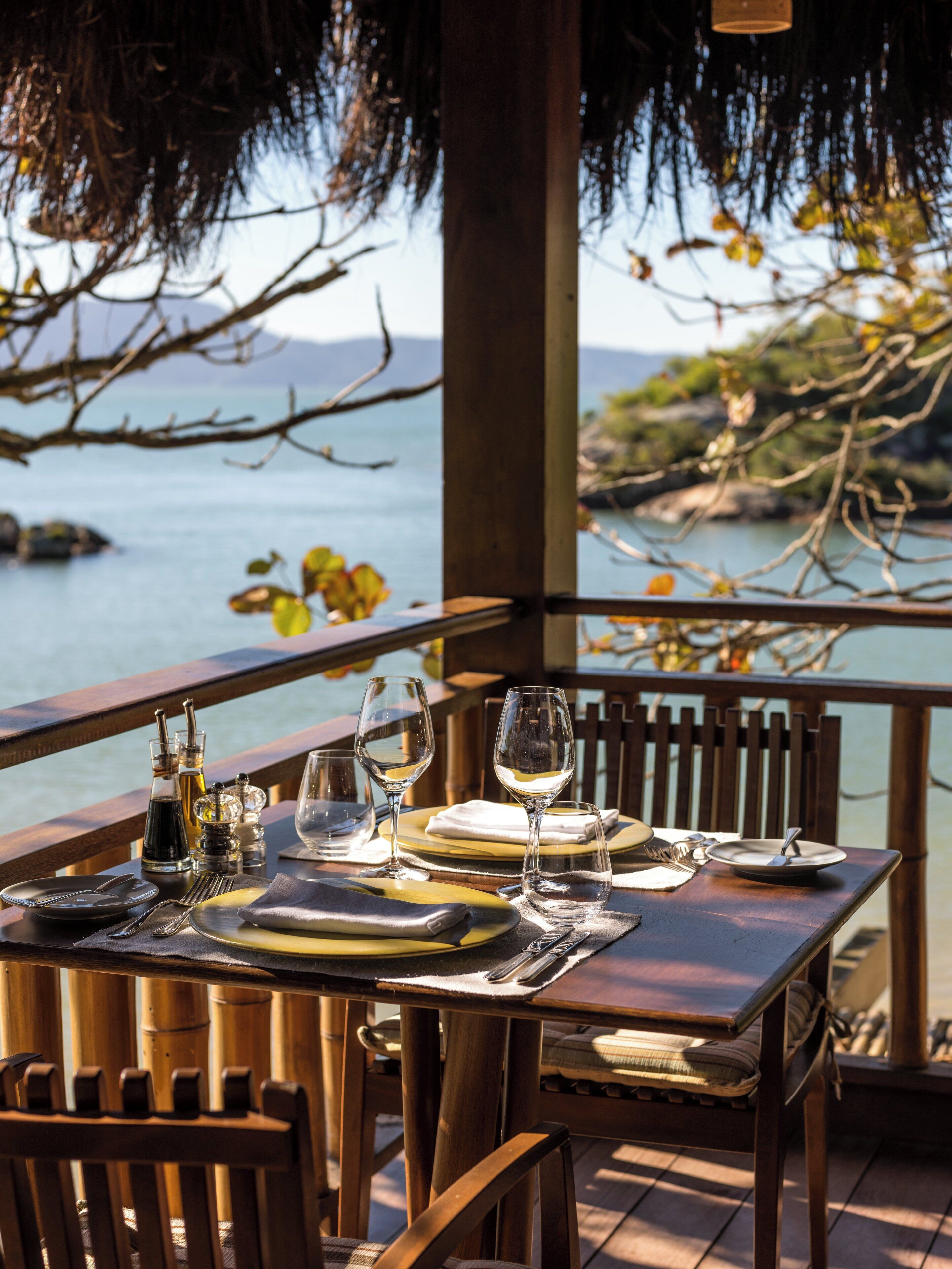 Mesa de comedor para dos con vista al mar y a las montañas.