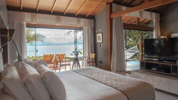 Villa (Tingua) | Egyptian cotton sheets, premium bedding, down comforters, minibar