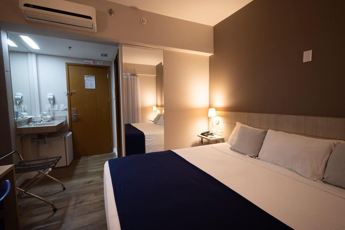Minibar, Zimmersafe, Schreibtisch, Verdunkelungsvorhänge