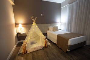 Habitació amb dos llits individuals estàndard | Minibar, caixa forta a l'habitació, escriptori i cortines opaques 