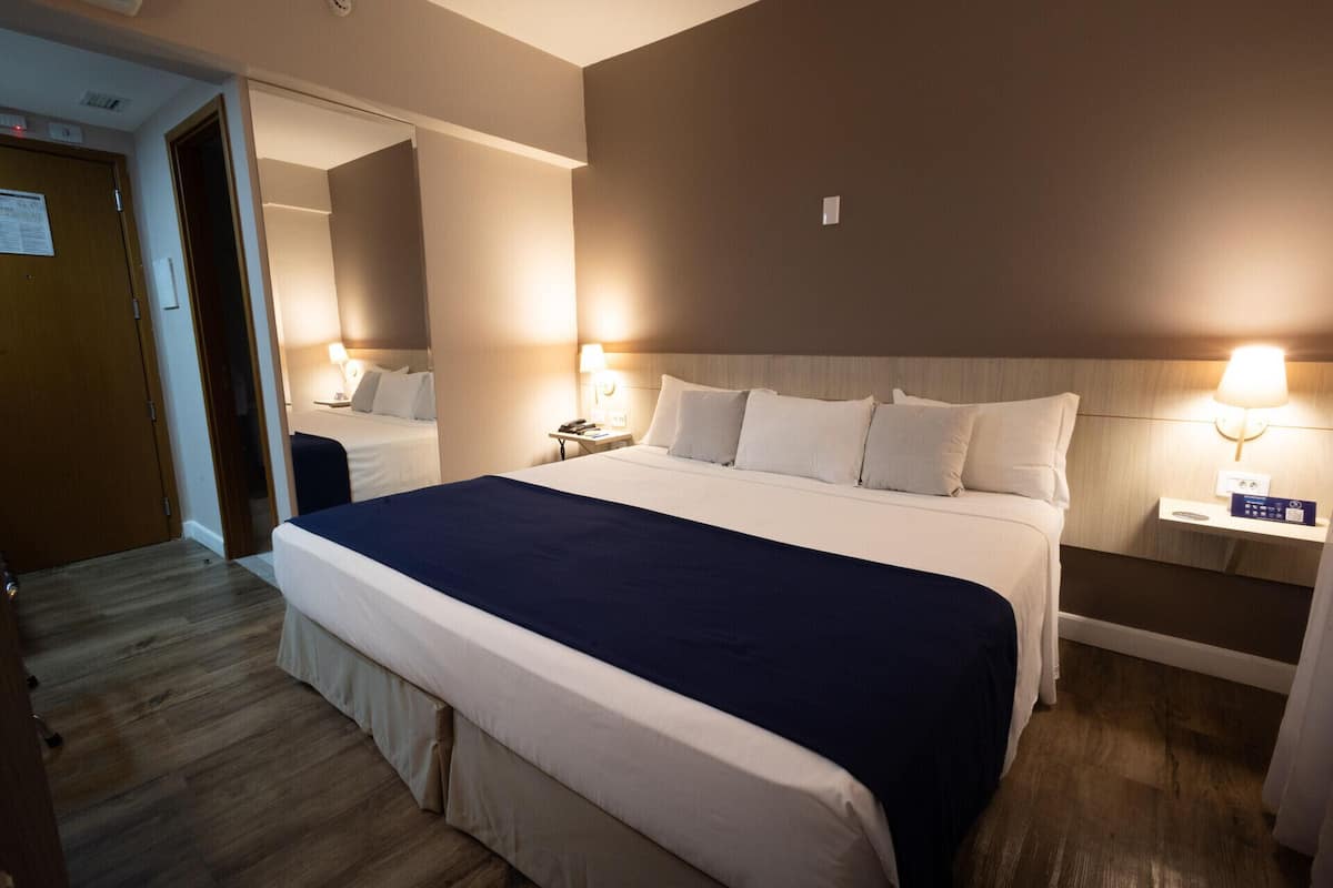 Minibar, Zimmersafe, Schreibtisch, Verdunkelungsvorhänge