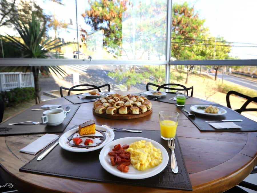 Aamiainen ja illallinen