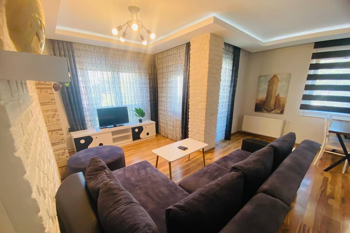 Relax Apartment with Balcony and Pool View | 2 kamar tidur dan didekorasi berbeda-beda