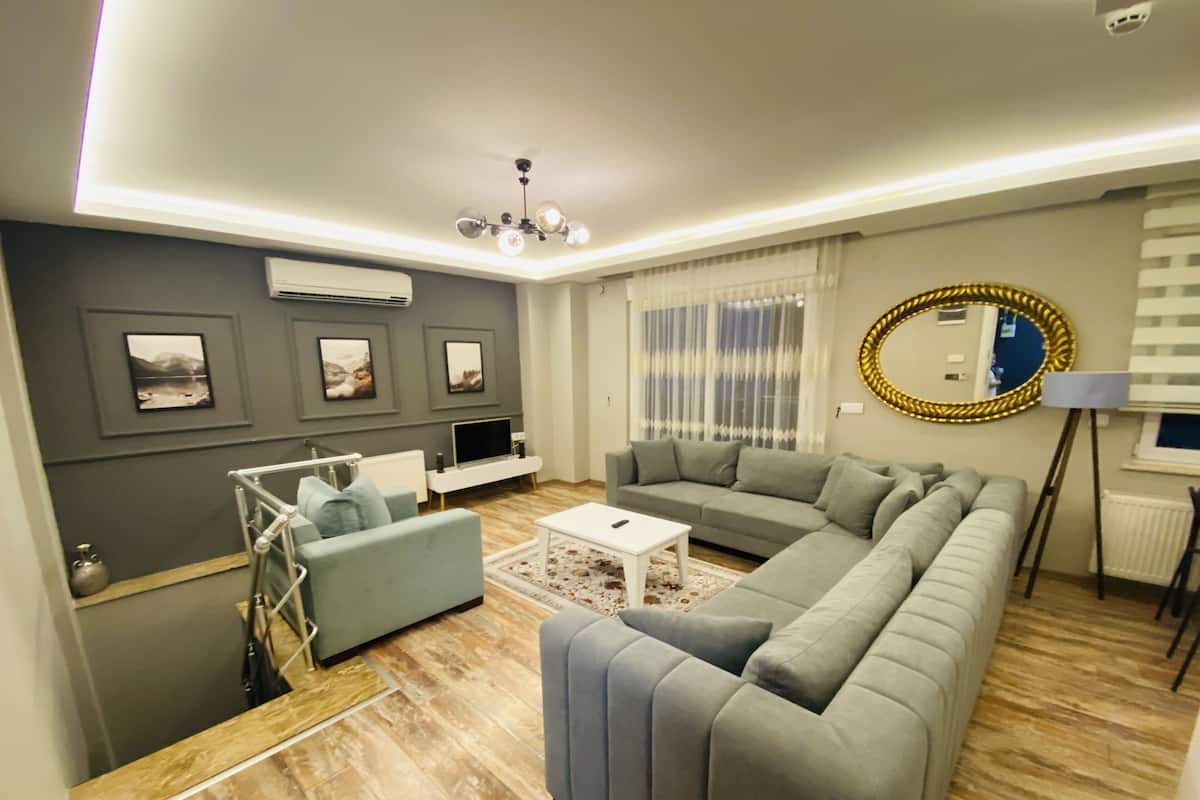 Comfort Duplex with Balcony and Pool View | 2 kamar tidur dan didekorasi berbeda-beda