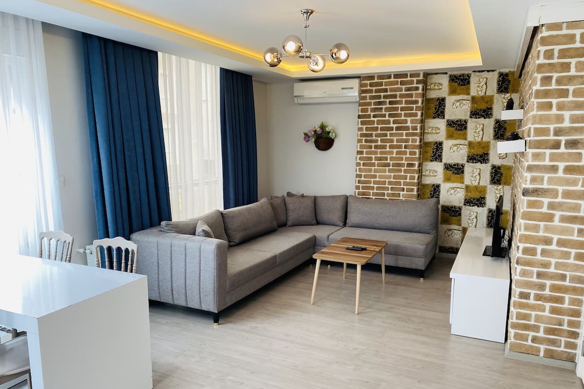 Deluxe Apartment with Balcony | 2 kamar tidur dan didekorasi berbeda-beda